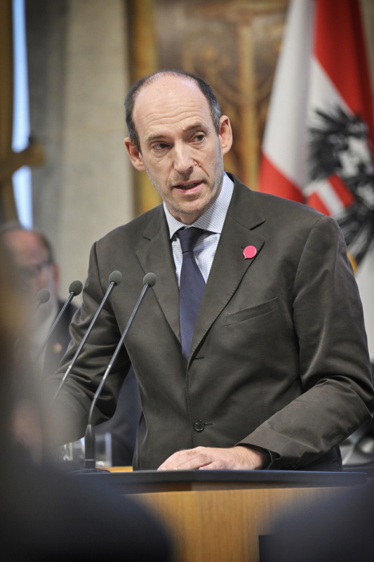 Am Rednerpult: Bundesrat Karl-Arthur Arlamovsky (NEOS)