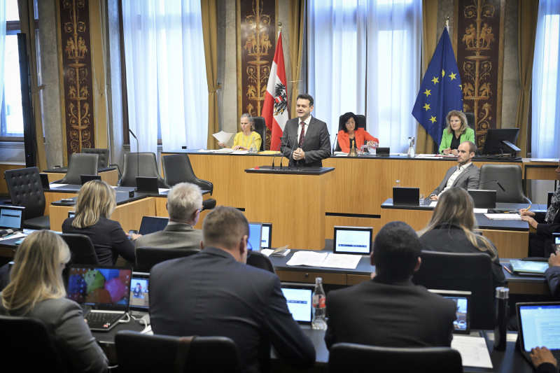 Am Rednerpult: Bundesrat Sacha Obrecht (SPÖ). Blick Richtung Sitzungsteilnehmer:innen