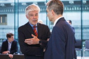 Parlamentsdirektor Harald Dossi im Gespräch mit Innenminister a.D. Wolfgang Peschorn
