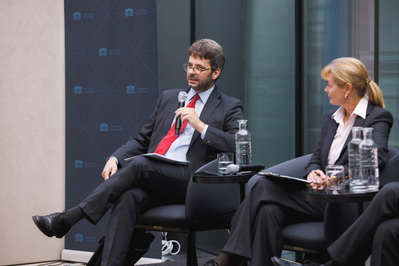 Von links: Vorstand des Instituts für Verwaltungsrecht und Verwaltungslehre an der Johannes Kepler Universität Linz Markus Vašek (am Wort), Vorstand des Instituts für Strafrecht und Kriminologie an der Universität Wien Susanne Reindl-Krauskopf