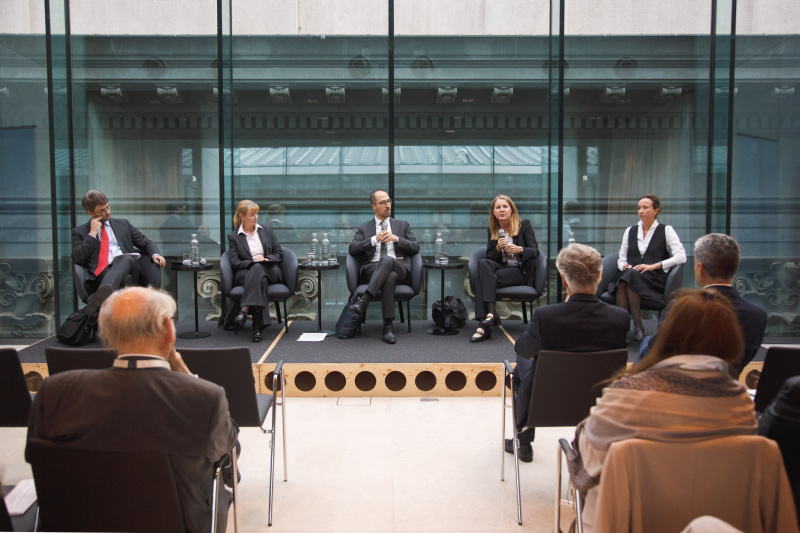 Von links: Vorstand des Instituts für Verwaltungsrecht und Verwaltungslehre an der Johannes Kepler Universität Linz Markus Vašek, Vorstand des Instituts für Strafrecht und Kriminologie an der Universität Wien Susanne Reindl-Krauskopf, Präsident der ÖGSK Farsam Salimi, Dienstleiterin Rechts-, Legislativ- & Wissenschaftlicher Dienst Gerlinde Wagner (am Wort), Abteilungsleiterin Ausschussangelegenheiten & Untersuchungsausschüsse Heidrun Neuhauser