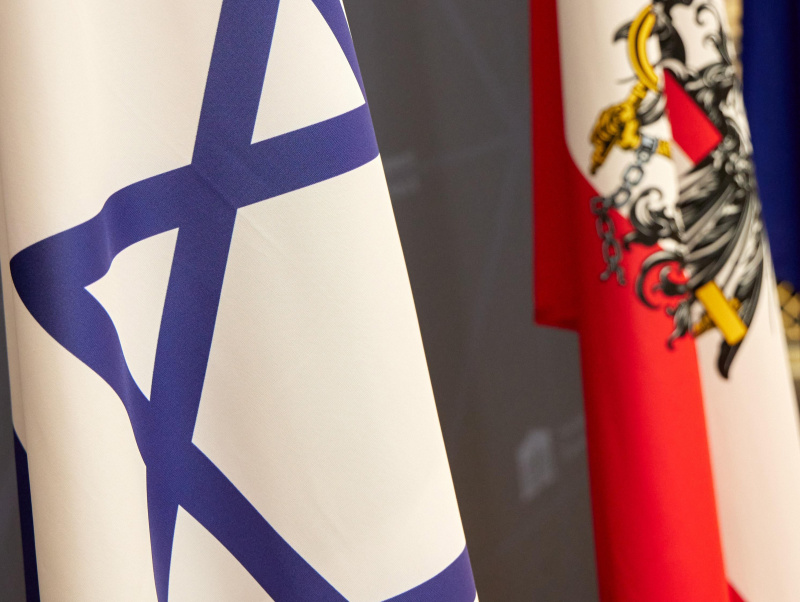 Fahnen von Israel, Österreich und der EU