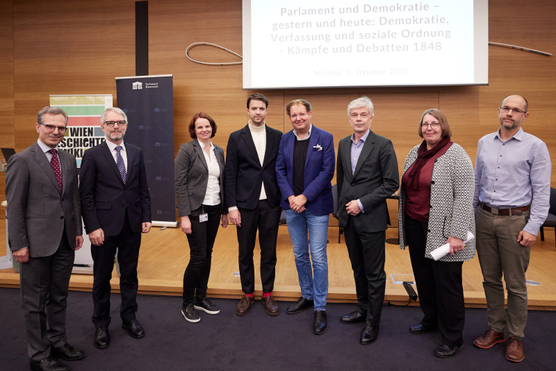 Von links: Christoph Sonnlechner Wiener Stadt- und Landesarchiv, Christoph Konrath Parlamentsdirektion, Karin Schneider Parlamentsdirektion, Fabio Wolkenstein Universität Wien, Franz Leander Fillafer Österreichische Akademie der Wissenschaft, Parlamentsdirektor Harald Dossi, Brigitta Bader-Zaar Universität Wien, Clemens Jobst Universität Wien
