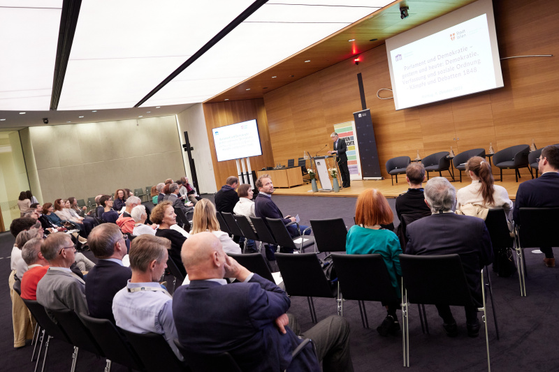 Begrüßung durch Parlamentsdirektor Harald Dossi