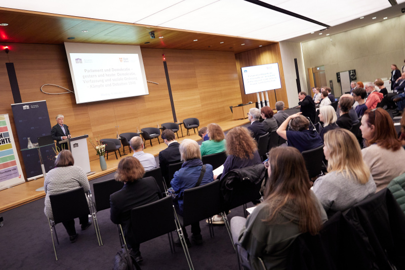 Begrüßung durch Parlamentsdirektor Harald Dossi