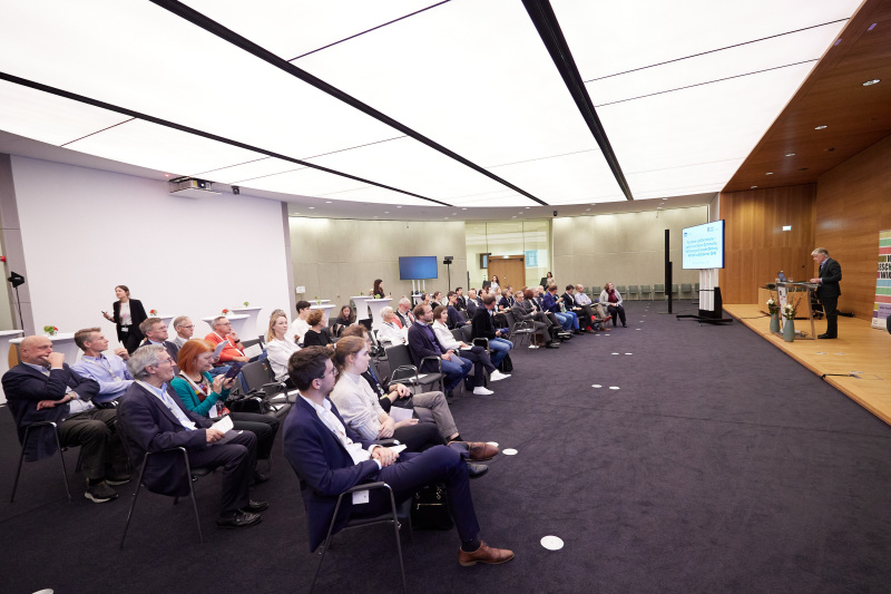 Begrüßung durch Parlamentsdirektor Harald Dossi