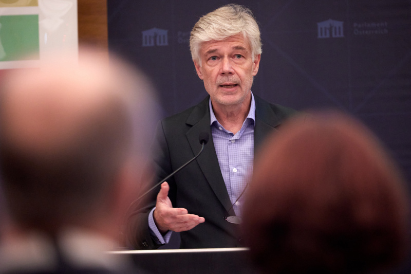 Begrüßung durch Parlamentsdirektor Harald Dossi