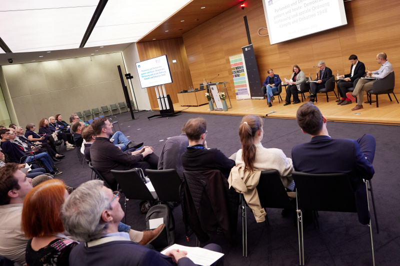 Round Table Gespräch. Von links: Franz Leander Fillafer Österreichische Akademie der Wissenschaft, Brigitta Bader-Zaar Universität Wien, Chritoph Konrath Parlamentsdirektion, Fabio Wolkenstein Universität Wien, Clemens Jobst Universität Wien