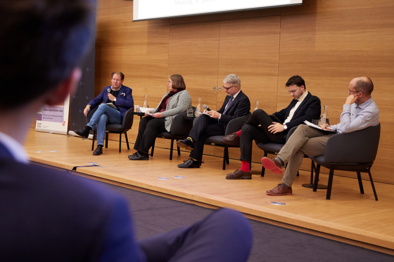 Round Table Gespräch. Von links: Franz Leander Fillafer Österreichische Akademie der Wissenschaft, Brigitta Bader-Zaar Universität Wien, Christoph Konrath Parlamentsdirektion, Fabio Wolkenstein Universität Wien, Clemens Jobst Universität Wien