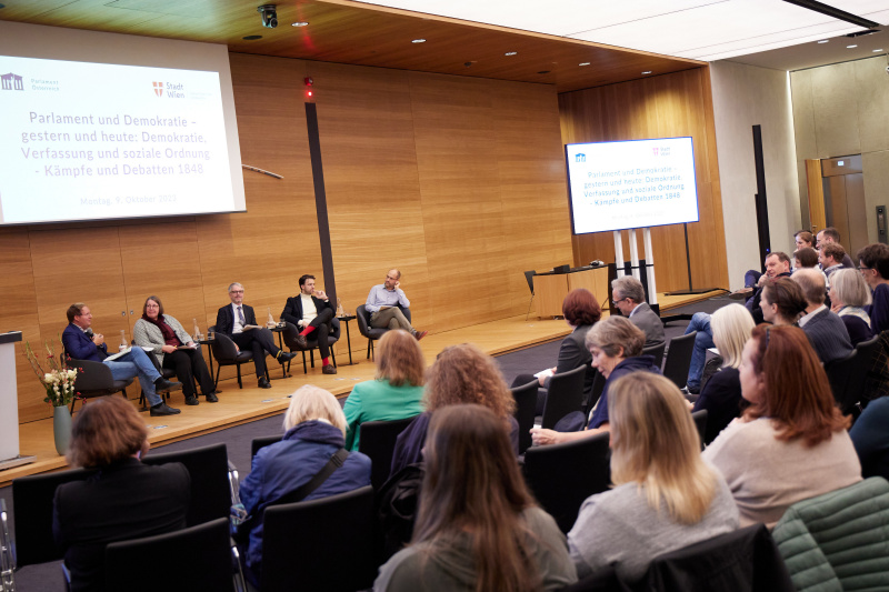 Round Table Gespräch. Von links: Franz Leander Fillafer Österreichische Akademie der Wissenschaft, Brigitta Bader-Zaar Universität Wien, Christoph Konrath Parlamentsdirektion, Fabio Wolkenstein Universität Wien, Clemens Jobst Universität Wien