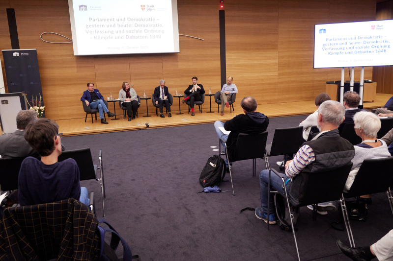Round Table Gespräch. Von links: Franz Leander Fillafer Österreichische Akademie der Wissenschaft, Brigitta Bader-Zaar Universität Wien, Chritoph Konrath Parlamentsdirektion, Fabio Wolkenstein Universität Wien, Clemens Jobst Universität Wien