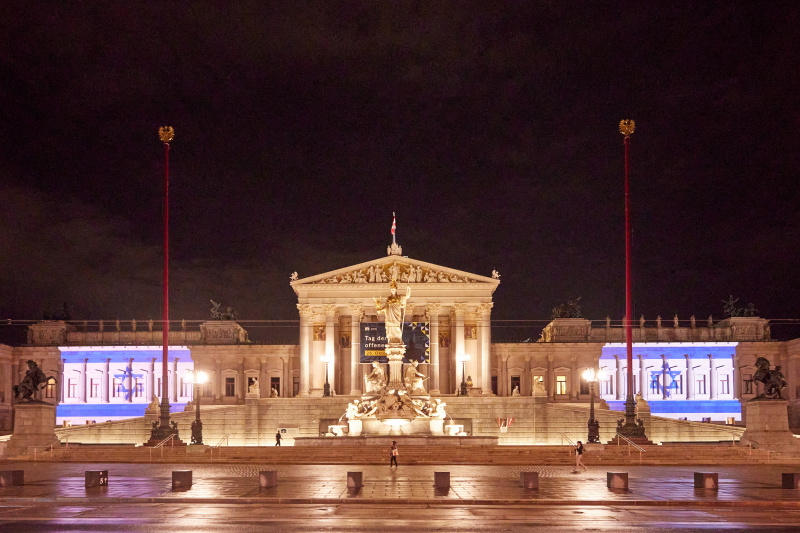Projektion der israelischen Nationalflagge auf der Parlamentsfassade