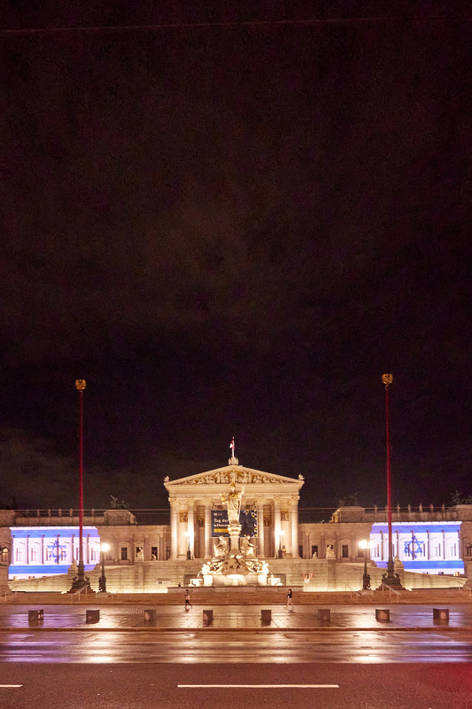 Projektion der israelischen Nationalflagge auf der Parlamentsfassade