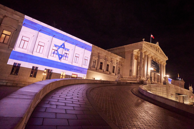 Projektion der israelischen Nationalflagge auf der Parlamentsfassade