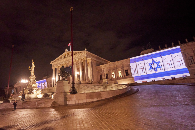 Projektion der israelischen Nationalflagge auf der Parlamentsfassade