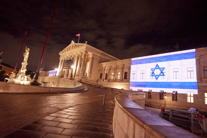 Projektion der israelischen Nationalflagge auf der Parlamentsfassade