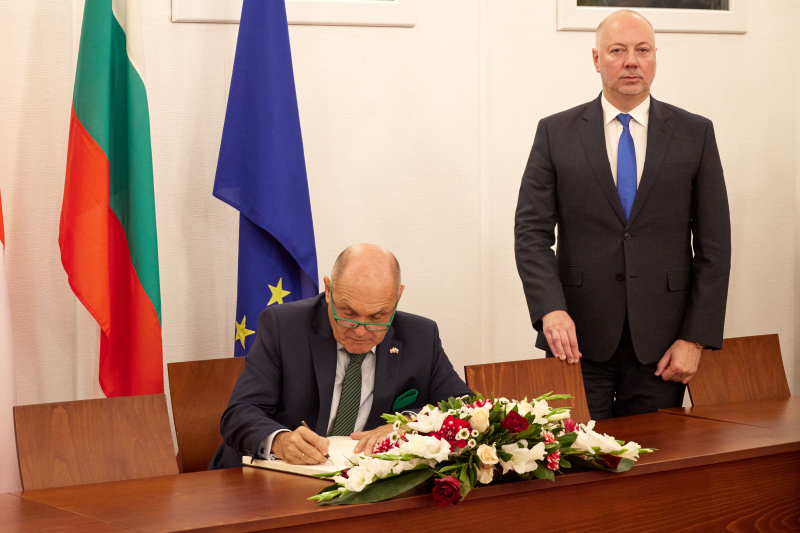 Unterzeichnung des Buches der offiziellen Gäste der Volksversammlung. Von links: Nationalratspräsident Wolfgang Sobotka (ÖVP) (beim Gästebucheintrag), Vorsitzender der 49. Volksversammlung der Republik Bulgarien Rosen Zhelyazkov