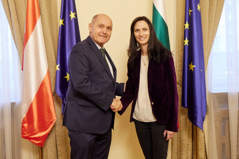 Treffen mit Stellvertretende Premierministerin und Außenministerin der Republik Bulgarien Mariya Gabriel. Fahnenfoto. Von links: Nationalratspräsident Wolfgang Sobotka (ÖVP), Stellvertretende Premierministerin und Außenministerin der Republik Bulgarien Mariya Gabriel