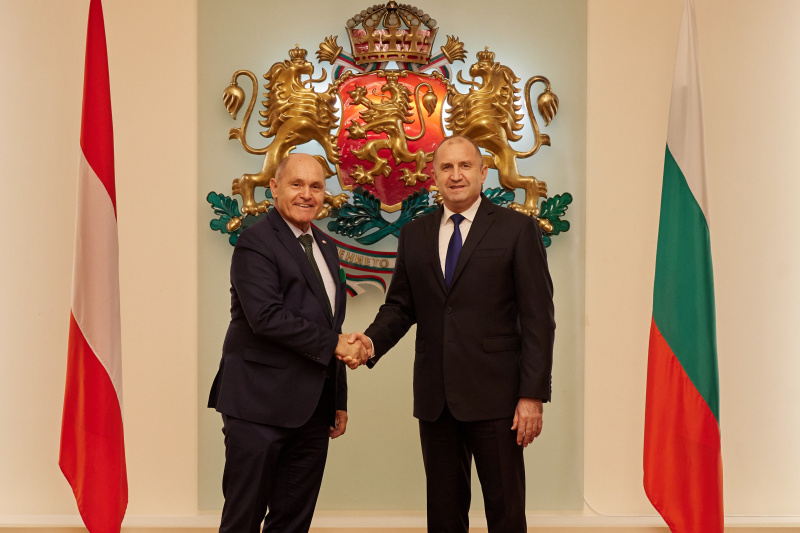 Treffen mit Präsident der Republik Bulgarien Rumen Radev. Fahnenfoto. Von links: Nationalratspräsident Wolfgang Sobotka (ÖVP), Präsident der Republik Bulgarien Rumen Radev
