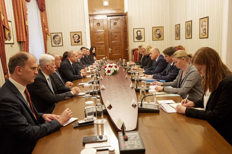 Aussprache. Rechte Seite Österreichische Delegation mit Nationalratspräsident Wolfgang Sobotka (ÖVP)(4. von rechts), linke Seite Bulgarische Delegation mit Präsident der Republik Bulgarien Rumen Radev (4. von links)