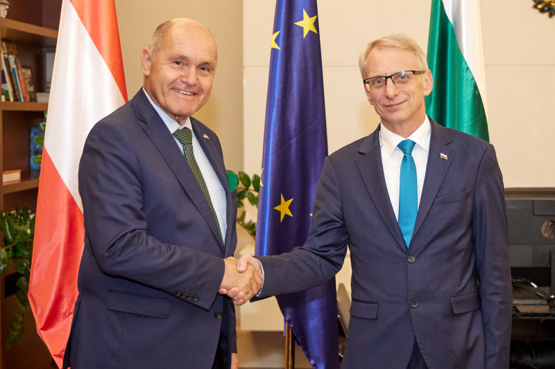 Treffen mit Premierminister der Republik Bulgarien Nikolay Denkov. Fahnenfoto. Von links: Nationalratspräsident Wolfgang Sobotka (ÖVP), Premierminister der Republik Bulgarien Nikolay Denkov