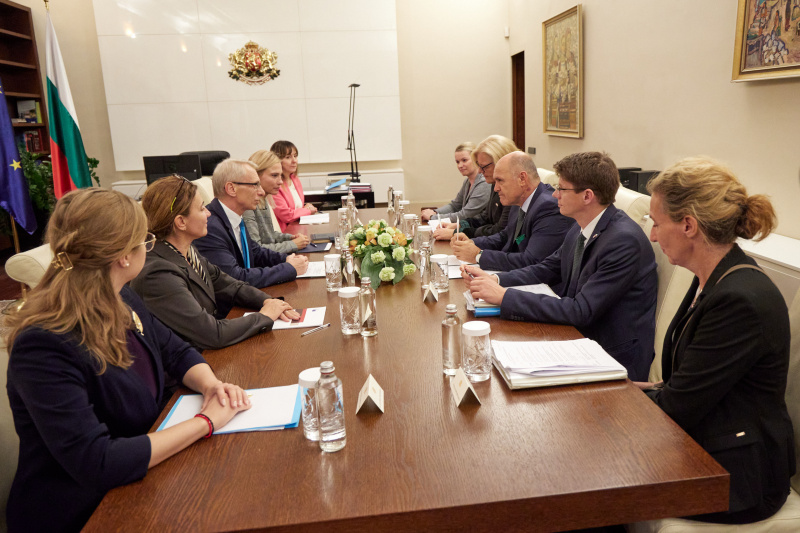 Aussprache. Rechte Seite Österreichische Delegation mit Nationalratspräsident Wolfgang Sobotka (ÖVP) (3. von rechts), linke Seite Bulgarische Delegation mit dem Premierminister der Republik Bulgarien Nikolay Denkov (3. von links)
