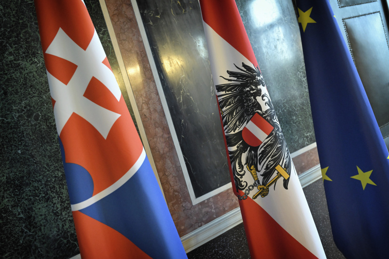 Fahnen von Slowakei, Österreich und der Europäischen Union in der Präsidiale