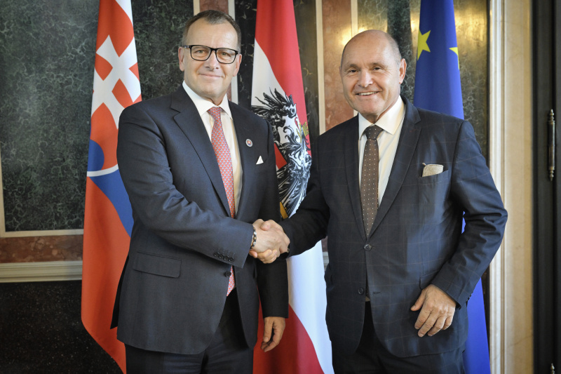 Fahnenfoto. Von links: slowakischer Parlamentspräsidenten Boris Kollár, Nationalratspräsident Wolfgang Sobotka (ÖVP)