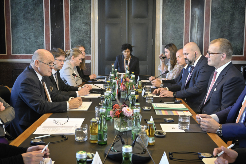 Aussprache. Linke Tischhälfte Österreichische Delelgation mit Nationalratspräsident Wolfgang Sobotka (ÖVP) (links), rechte Tischhälfte slowakische Delelgation mit Parlamentspräsident Boris Kollár (rechts)