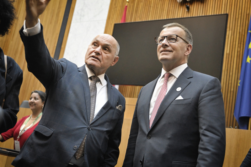 Führung durch das Parlamentsgebäude. Nationalratssaal. Von links: Nationalratspräsident Wolfgang Sobotka (ÖVP), slowakischer Parlamentspräsidenten Boris Kollár