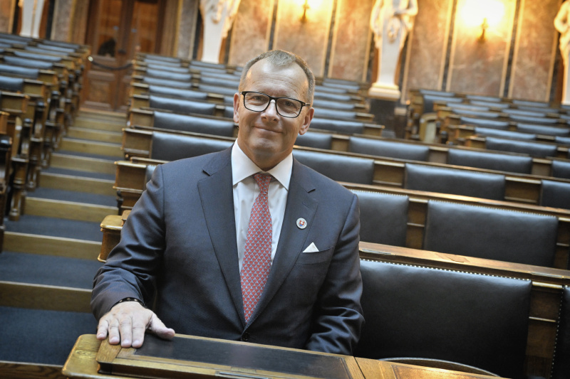 Führung durch das Parlamentsgebäude. Bundesversammlungssaal. Slowakischer Parlamentspräsidenten Boris Kollár