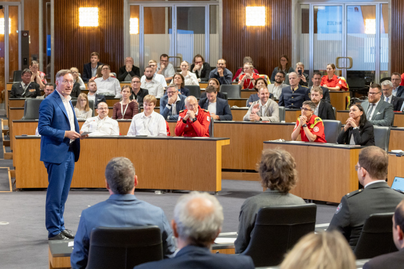 Begrüßung durch Moderator Gernot Grömer