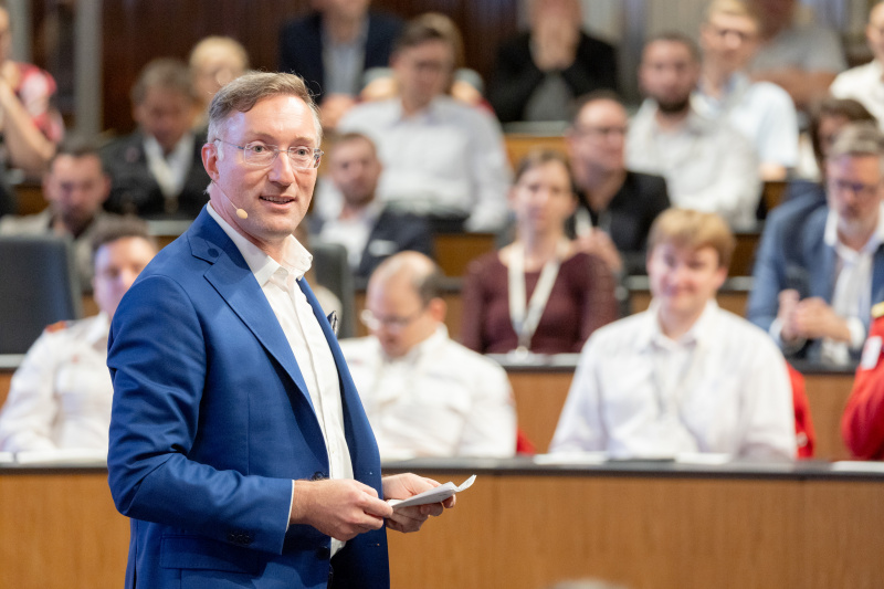 Begrüßung durch Moderator Gernot Grömer