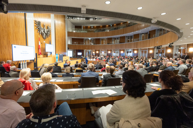Begrüßung durch Moderator Gernot Grömer
