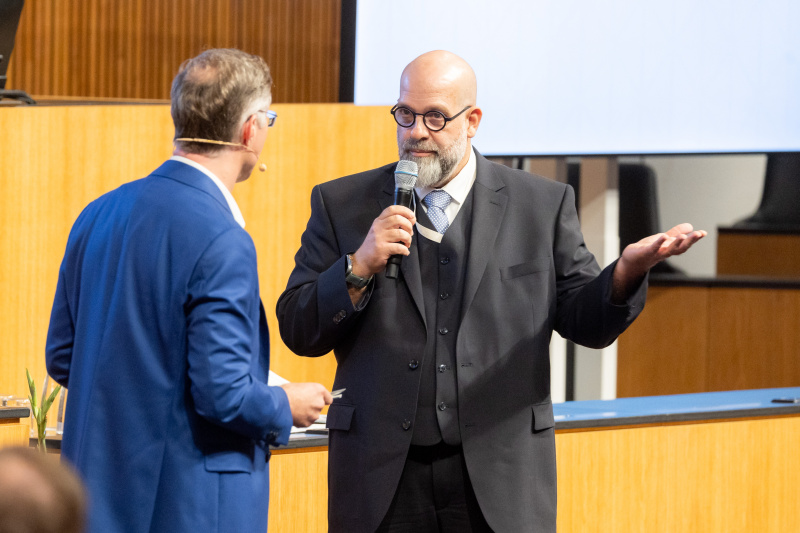 Von links: Moderator Gernot Grömer, Vizepräsident des Bundesverband Rettungsdienst und Initiator des Awards Clemens Kaltenberger