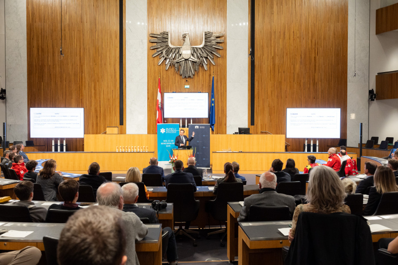 Blick Richtung Veranstaltungsteilnehmer:innen. Keynote von Notfallmediziner Johannes Strobel