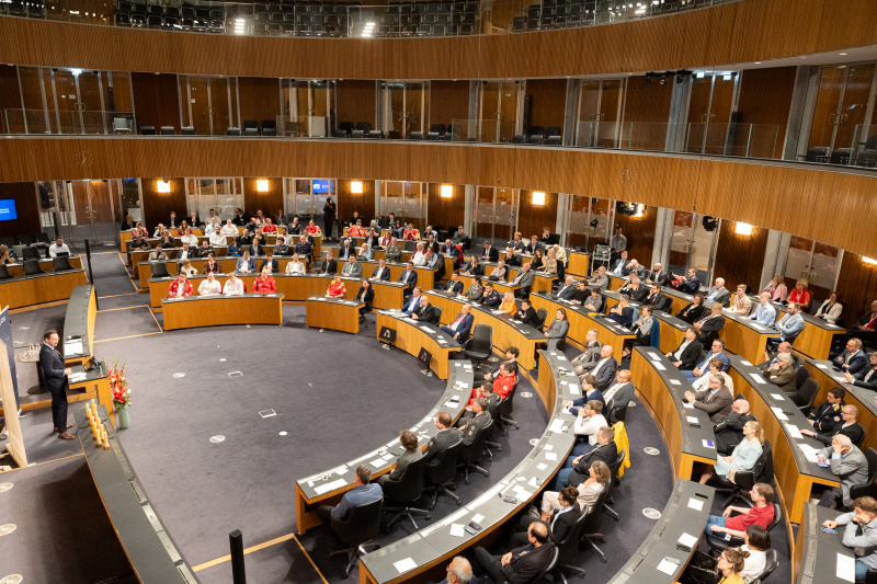 Blick vom Balkon aus Richtung Veranstaltungsteilnehmer:innen. Keynote von Notfallmediziner Johannes Strobel