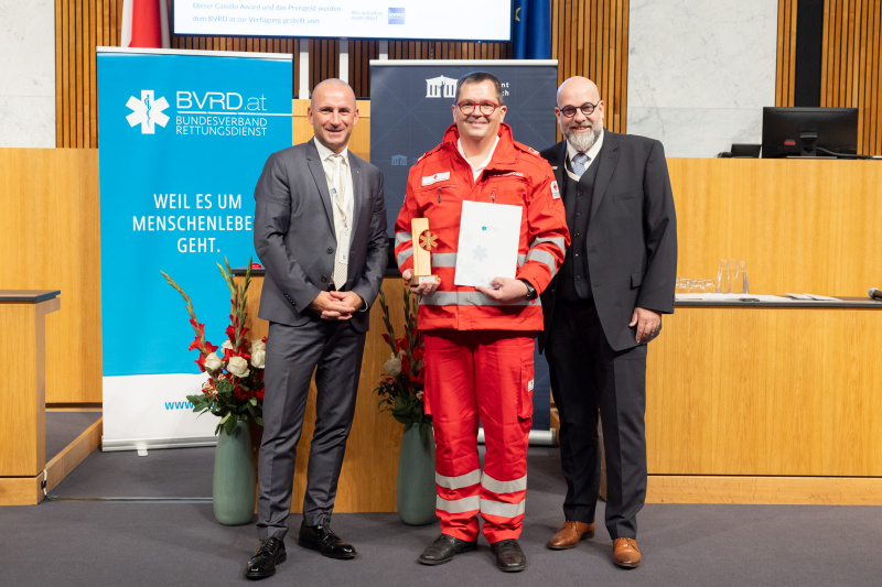 Von links: Marcel Kohl-Peterke - HYPO OÖ, Preisträger Rainer Trawöger - RK Grieskirchen, Vizepräsident des Bundesverband Rettungsdienst und Initiator des Awards Clemens Kaltenberger