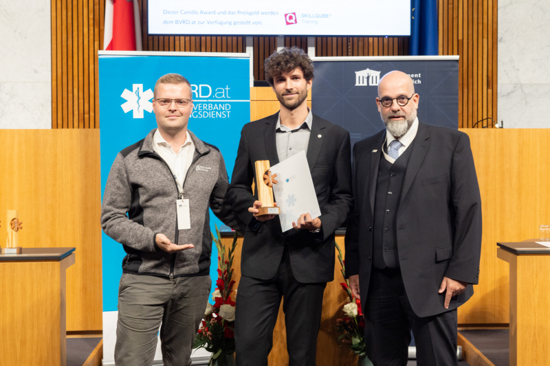 Von links: Andreas Fromm – Skillqube, Preisträger Jan Sattlberger - RK Wien,  Vizepräsident des Bundesverband Rettungsdienst und Initiator des Awards Clemens Kaltenberger