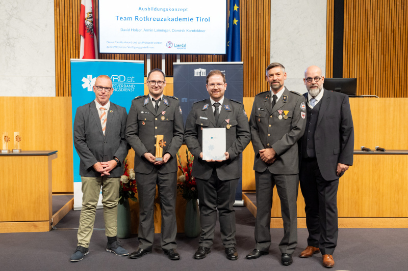Von links: Michael Gruber – Laerdal, Preisträger David Holzer, Dominik Kornfeldner, und Armin Laiminger für das Team der Rotkreuzakademie  Tirol, Vizepräsident des Bundesverband Rettungsdienst und Initiator des Awards Clemens Kaltenberger