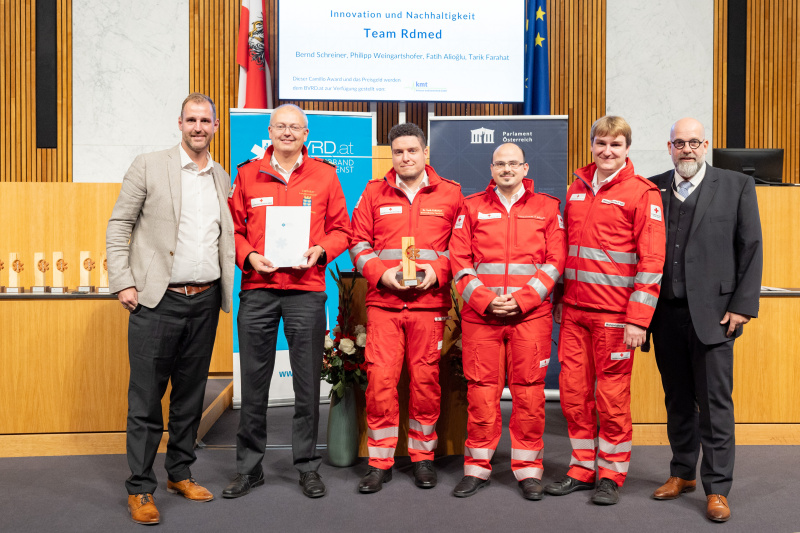 Von links: Stefan Koloszar – Koloszar, Preisträger Berndt Schreiner, Tarik Farahat, Fatih Alioglu, Philipp Weingartshofer, - für das Projektteam RDmed, RK Landesverband Niederösterreich, Vizepräsident des Bundesverband Rettungsdienst und Initiator des Awards Clemens Kaltenberger