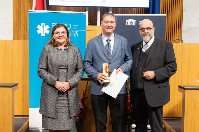 Von links: Alexandra Tanda – Meditrans, Preisträger Erich Neier -ASB Feldkirch, Vizepräsident des Bundesverband Rettungsdienst und Initiator des Awards Clemens Kaltenberger