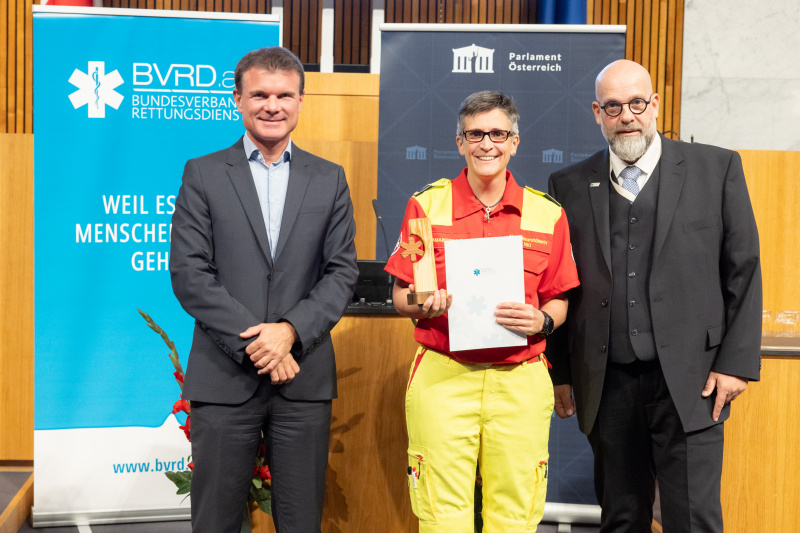 Von links: Michael Ogertschnig - UWK (Donau Uni Krems), Preisträgerin Elisabeth Zwingraf  - ASB Wien, Vizepräsident des Bundesverband Rettungsdienst und Initiator des Awards Clemens Kaltenberger