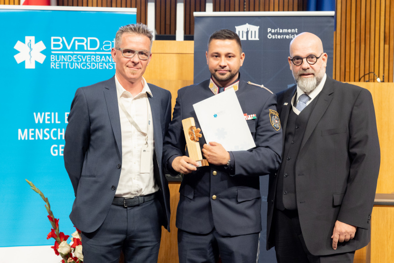 Von links: Ralf Karlinger – Tasmanian Tiger, Preisträger Thomas Grössinger - LPD Stmk, Vizepräsident des Bundesverband Rettungsdienst und Initiator des Awards Clemens Kaltenberger