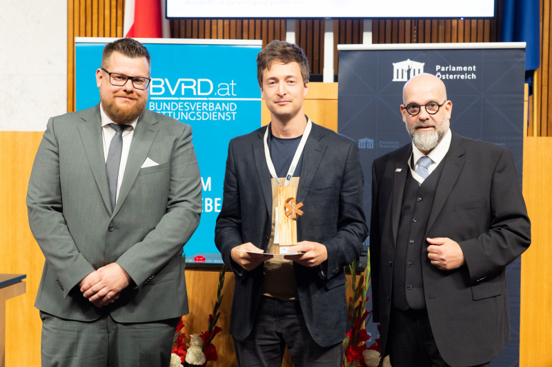 Von links: Vertreter von Steyr Helps, Preisträger Fritz Jergitsch - Rettungsmitfahrermemes, Vizepräsident des Bundesverband Rettungsdienst und Initiator des Awards Clemens Kaltenberger