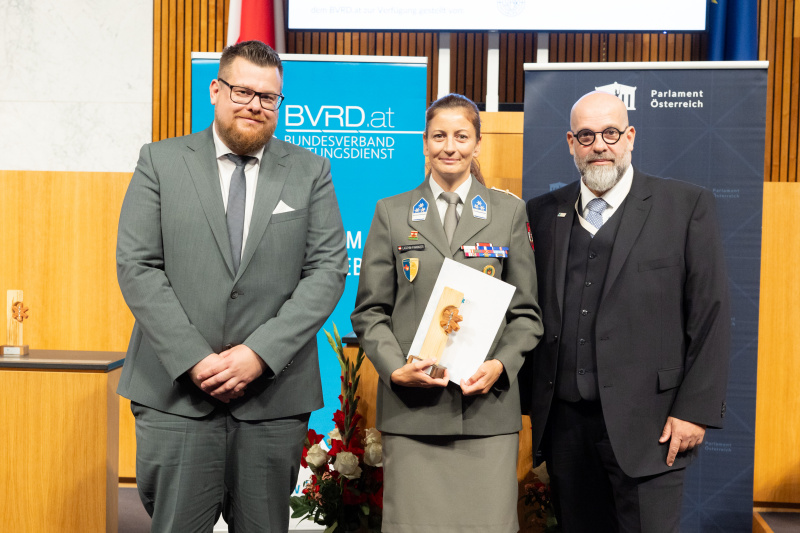 Von links: Vertreter von Steyr Helps, Preisträgerin Marianne Lacchini-Fanninger – Sanitätszentrum Süd, Vizepräsident des Bundesverband Rettungsdienst und Initiator des Awards Clemens Kaltenberger