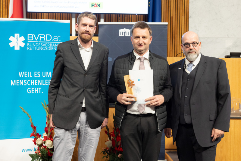Von links: Oliver Kohle -PAX, Preisträger Anton Witzmann - RK Aspach, Vizepräsident des Bundesverband Rettungsdienst und Initiator des Awards Clemens Kaltenberger
