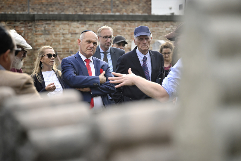 Nationalratspräsident Wolfgang Sobotka (ÖVP) bei der Besichtigung des Friedhofes