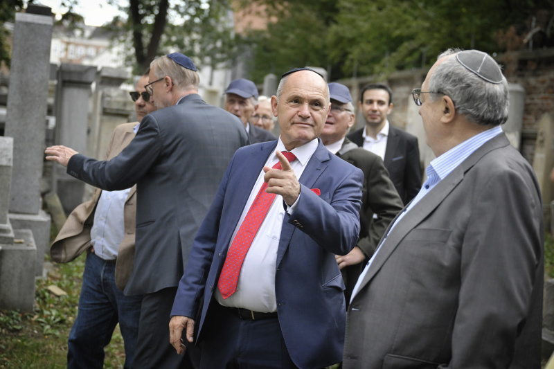 Nationalratspräsident Wolfgang Sobotka (ÖVP) bei der Besichtigung des Friedhofes