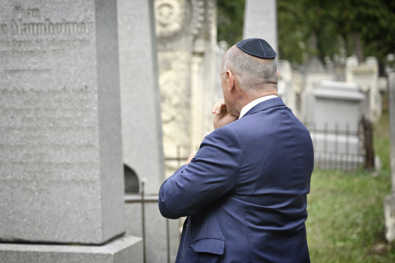 Nationalratspräsident Wolfgang Sobotka (ÖVP) bei der Besichtigung des Friedhofes